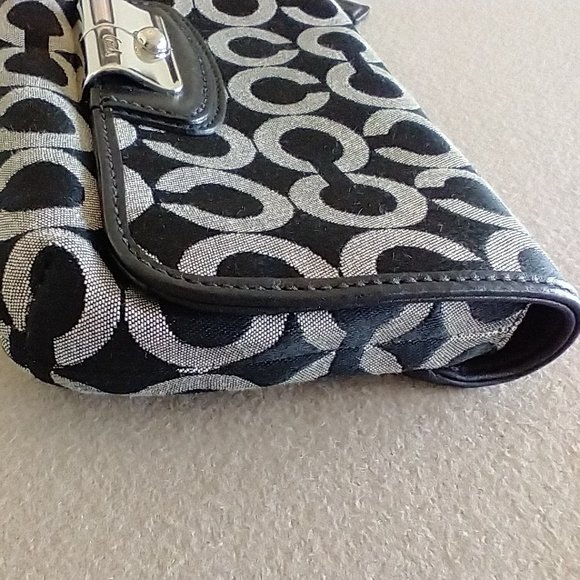 Coach clutch purse - Authentic - 8.5" (L) x 5" (H) with detachable strap - Picture 8 of 15